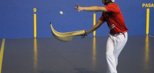 pelotari y material de pelota vasca en el frontón