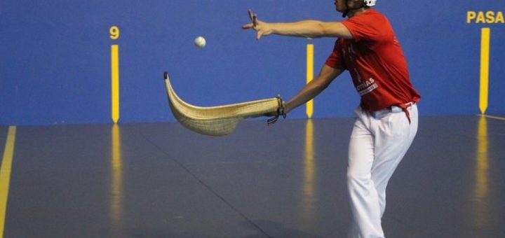 pelotari y material de pelota vasca en el frontón
