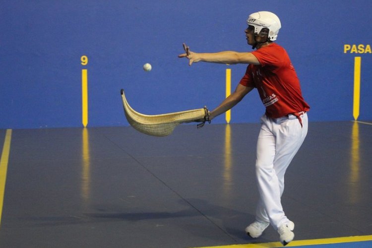 pelotari y material de pelota vasca en el frontón