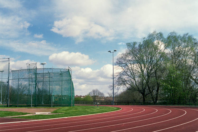 pista-atletica-profesional-carriles-metros