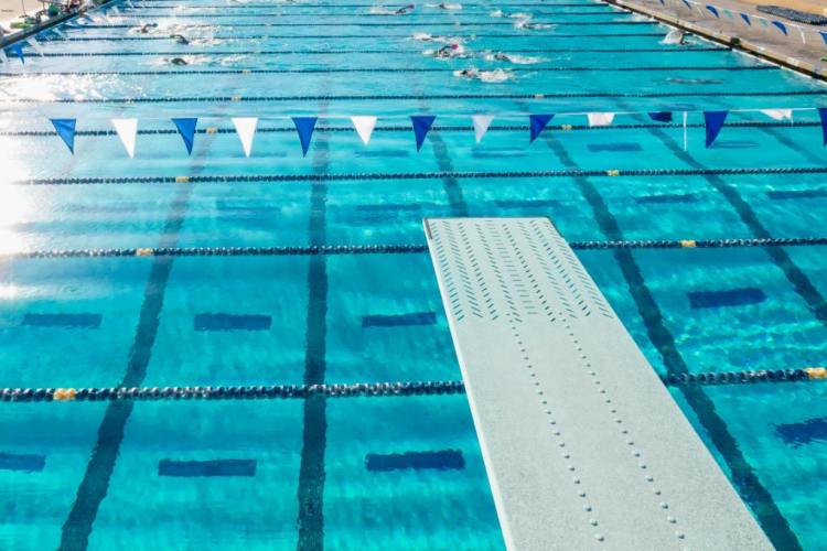 Salto de trampolín olímpico para hacer clavados