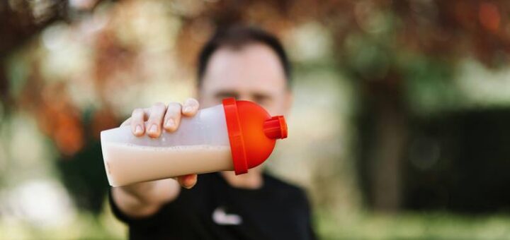 Tomar batido de proteínas antes o después de entrenar
