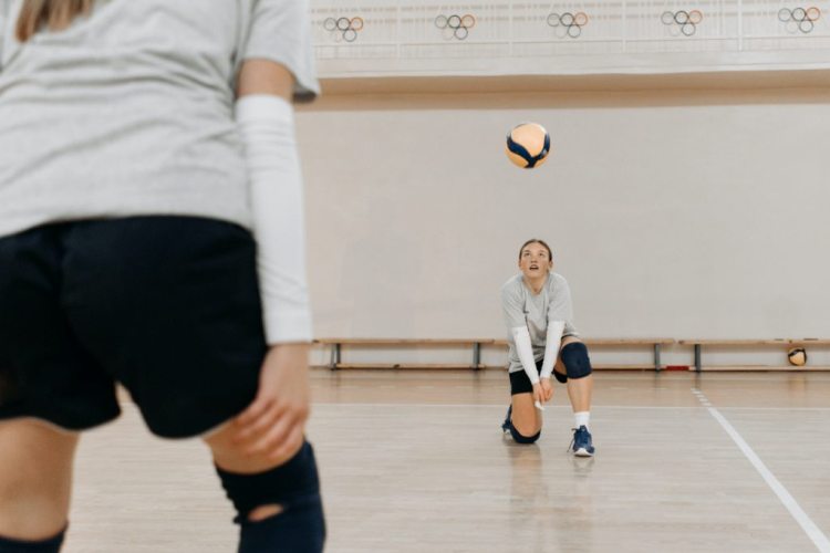 Toque de antebrazos en voleibol